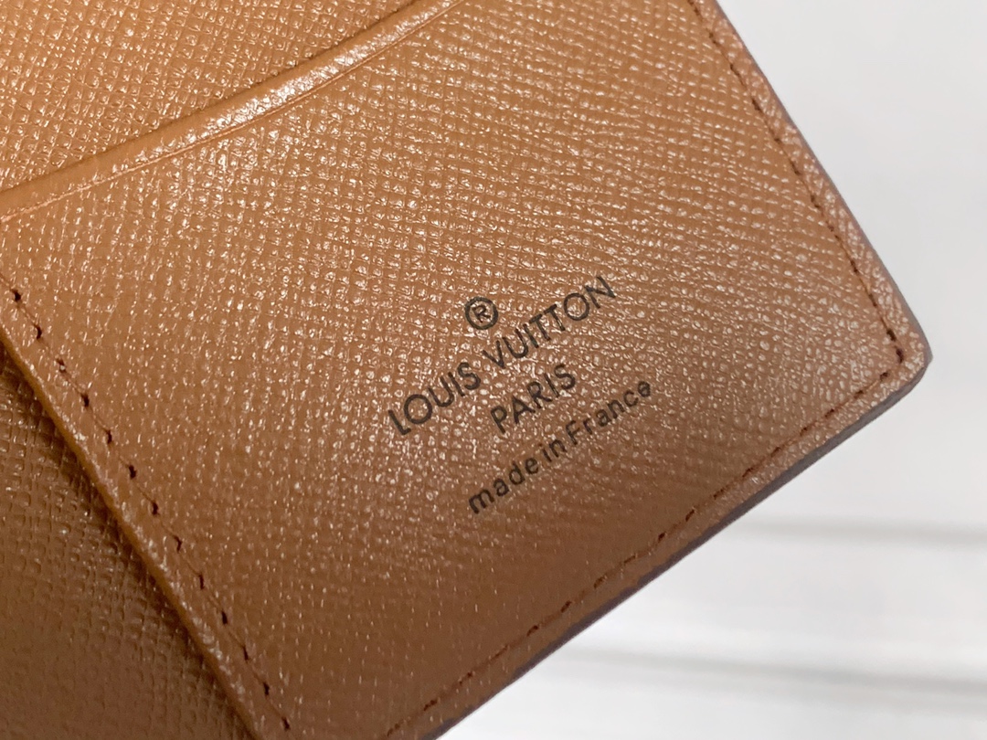 Louis Vuitton 小卡夹 - 7つのカードスロットとコンパクトデザイン