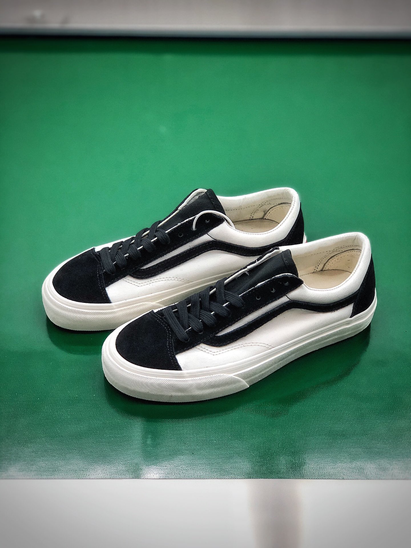 150  新款出货：Vans Style 36鞋带同色系列情侣板鞋 红白、黑白VN0A3DZ3VY1
