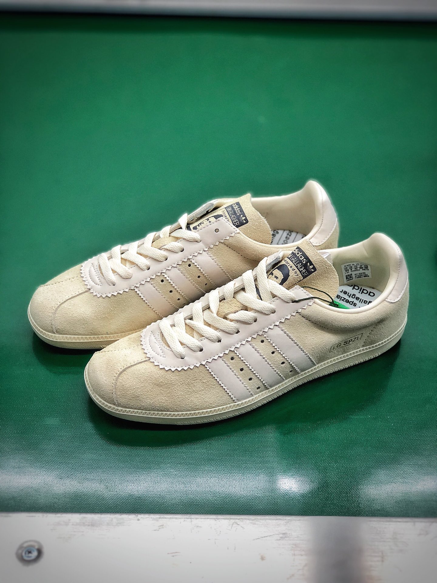 250 阿迪达斯adidas SPEZIAL unveils the LG SPZL联名板鞋EE8789