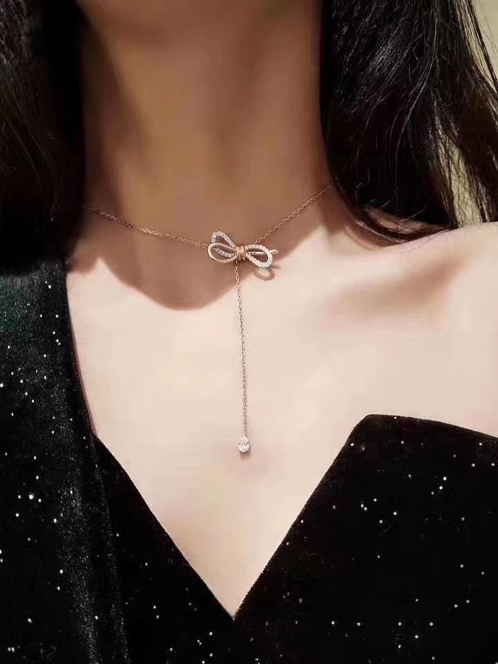 p75Swarovski 玫瑰金 蝴蝶结颈链 

支持京东直邮！这款以蝴蝶结作为爱情的象征，富玩味的设计，不但精致巧究，又充满青春气息。而这款项链以利落线条及立体造型。有
