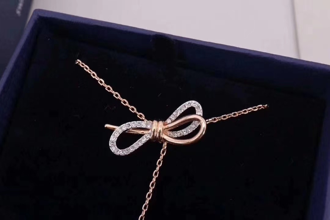 p75Swarovski 玫瑰金 蝴蝶结颈链 

支持京东直邮！这款以蝴蝶结作为爱情的象征，富玩味的设计，不但精致巧究，又充满青春气息。而这款项链以利落线条及立体造型。有