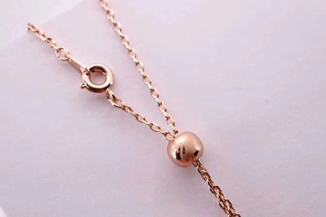 p75Swarovski 玫瑰金 蝴蝶结颈链 

支持京东直邮！这款以蝴蝶结作为爱情的象征，富玩味的设计，不但精致巧究，又充满青春气息。而这款项链以利落线条及立体造型。有