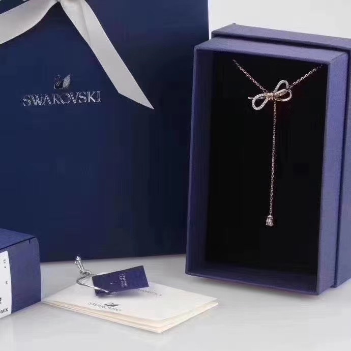 p75Swarovski 玫瑰金 蝴蝶结颈链 

支持京东直邮！这款以蝴蝶结作为爱情的象征，富玩味的设计，不但精致巧究，又充满青春气息。而这款项链以利落线条及立体造型。有