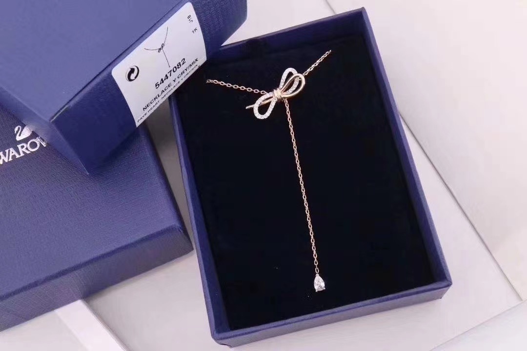 p75Swarovski 玫瑰金 蝴蝶结颈链 

支持京东直邮！这款以蝴蝶结作为爱情的象征，富玩味的设计，不但精致巧究，又充满青春气息。而这款项链以利落线条及立体造型。有