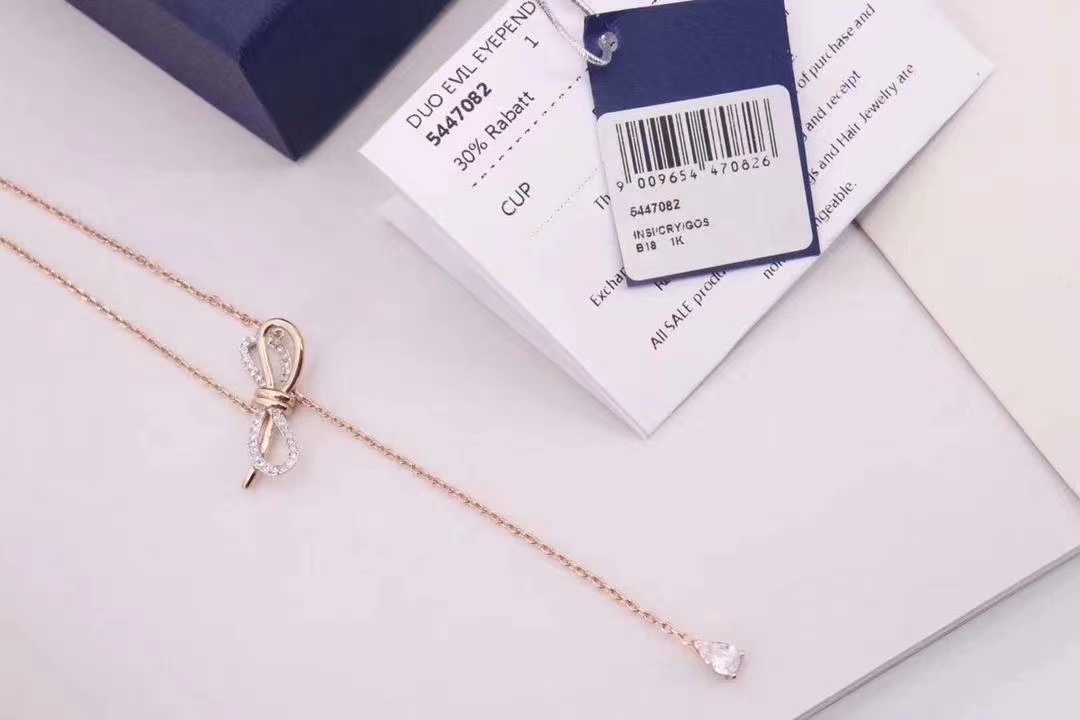 p75Swarovski 玫瑰金 蝴蝶结颈链 

支持京东直邮！这款以蝴蝶结作为爱情的象征，富玩味的设计，不但精致巧究，又充满青春气息。而这款项链以利落线条及立体造型。有