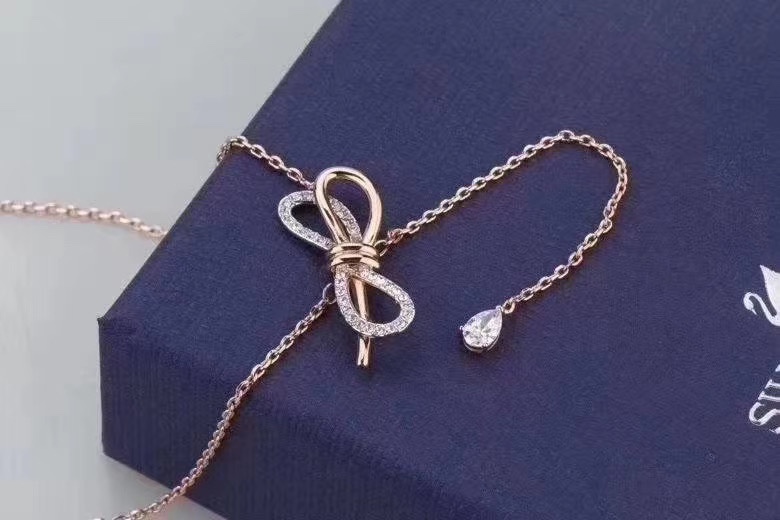 p75Swarovski 玫瑰金 蝴蝶结颈链 

支持京东直邮！这款以蝴蝶结作为爱情的象征，富玩味的设计，不但精致巧究，又充满青春气息。而这款项链以利落线条及立体造型。有