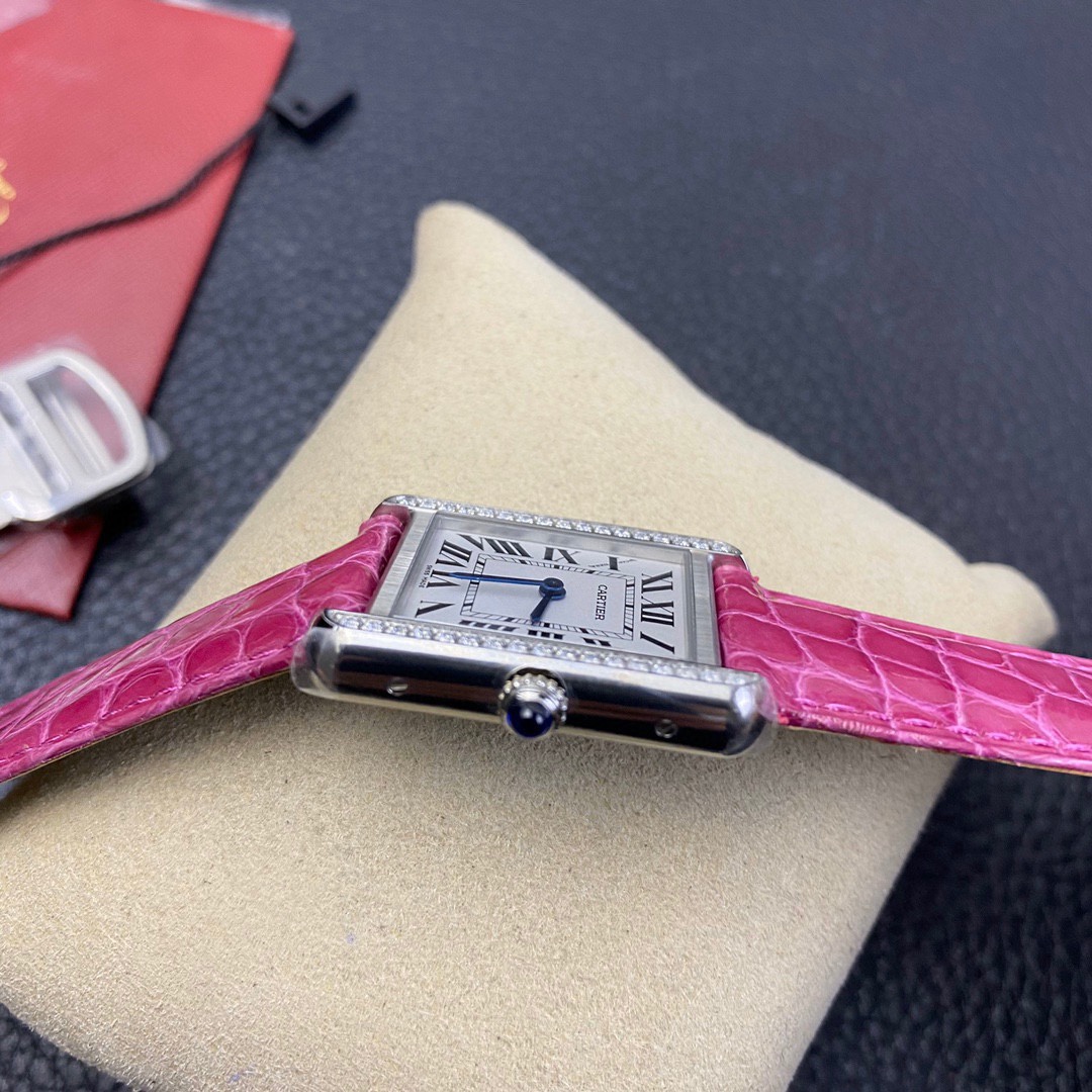 Cartier 专门订做粉红色鳄鱼皮搭配卡地亚坦克
