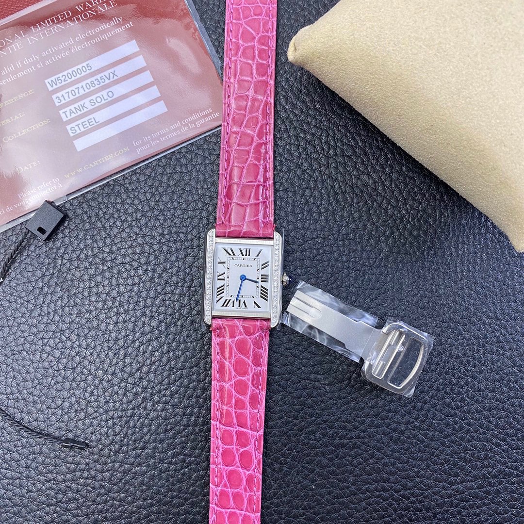 Cartier 专门订做粉红色鳄鱼皮搭配卡地亚坦克
