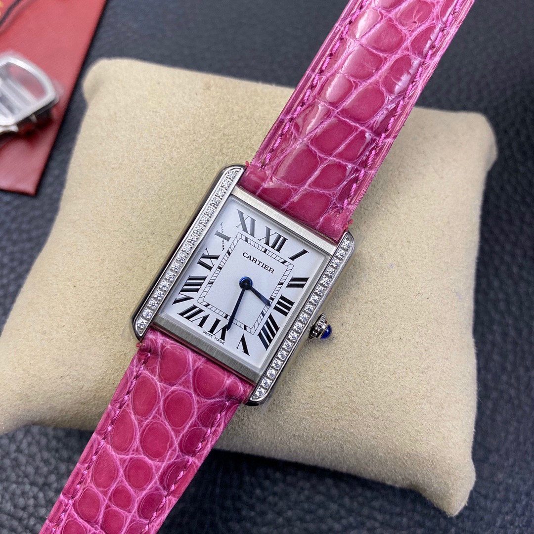 Cartier 专门订做粉红色鳄鱼皮搭配卡地亚坦克