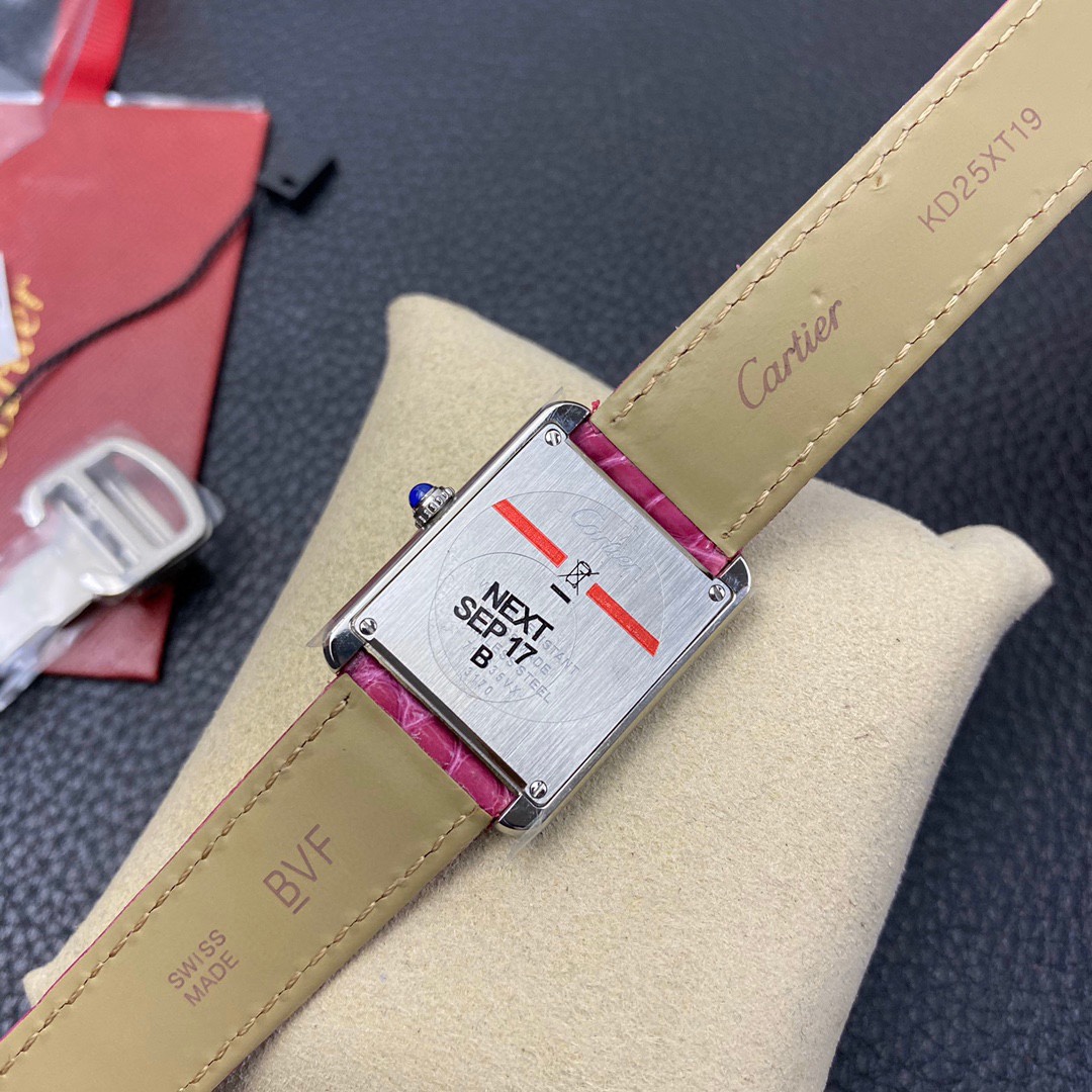 Cartier 专门订做粉红色鳄鱼皮搭配卡地亚坦克