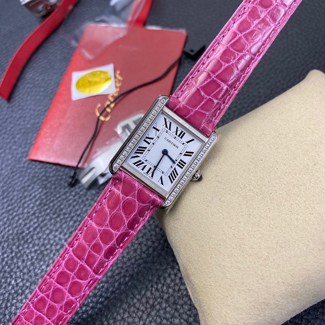 Cartier 专门订做粉红色鳄鱼皮搭配卡地亚坦克