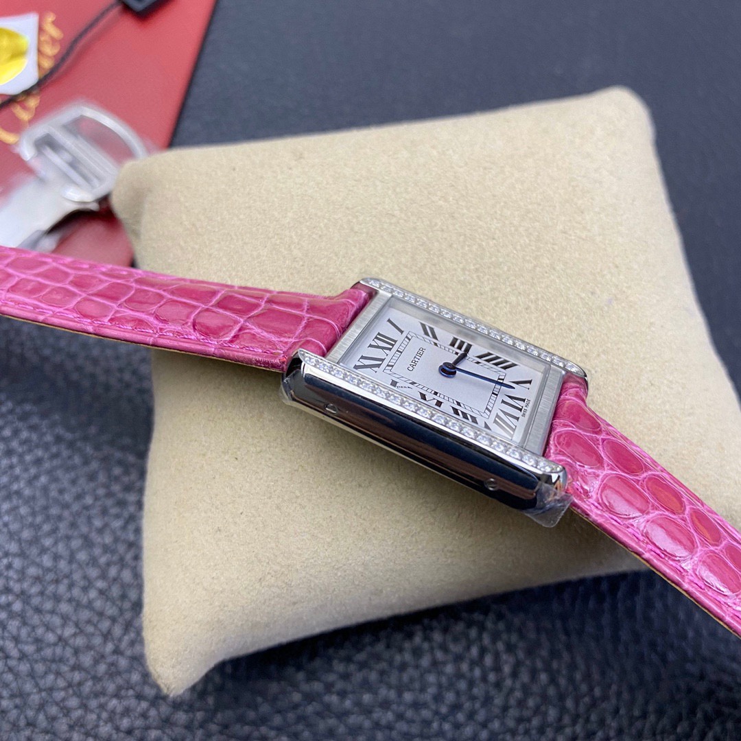 Cartier 专门订做粉红色鳄鱼皮搭配卡地亚坦克