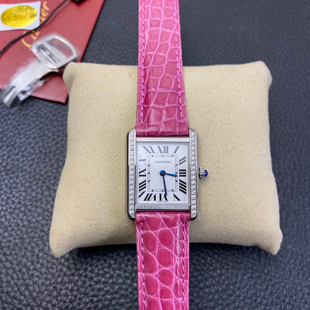 Cartier 专门订做粉红色鳄鱼皮搭配卡地亚坦克