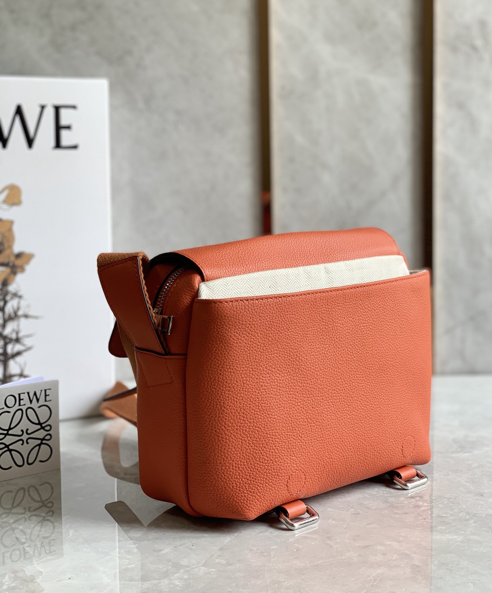 LOEWE罗意威 Military Messenger最新版信使包 0339橘色