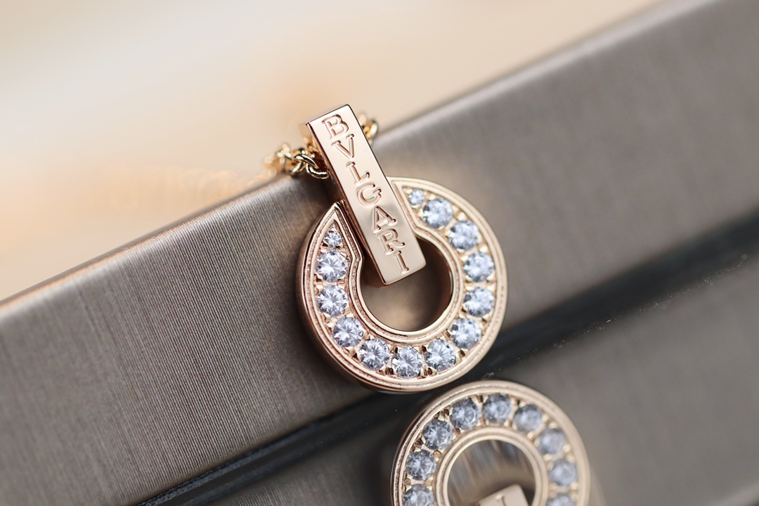 NO:633390,New BV copper coin necklace, random real shot of a set, V gold 1st generation material, hand inlaid with imported moissanite, electroplated palladium 0.5mm thick gold 88300, bottega veneta, necklace, Cartier high-end jewelry19860909新款BV铜钱项链 随意实拍一组 V金1代材质 手镶嵌进口碳硅石 电镀钯金0.5咪厚金88300,,bottega veneta,necklace,卡迪亚高端饰品,Jewelry