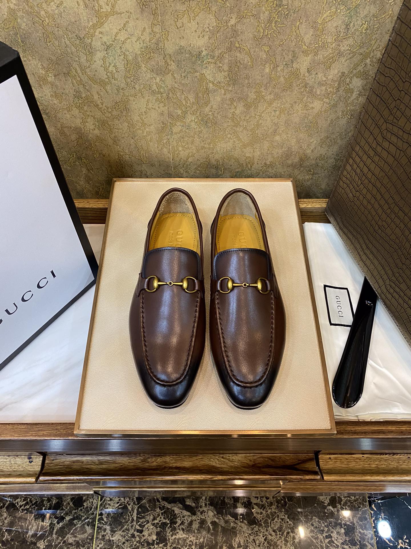 NO:347333,G family's latest pure imported German cowhide, Italian cowhide genuine leather bottom, luxury materials imported fetal cow inner lining, soft and gentlemanly demeanor, low-key and luxury and integration 38/44,,gucci,cowhide,Leather soles19860909G家今年最新款纯进口德国牛皮 意大利牛皮真皮大底 奢侈用料进口胎牛内里 舒软不失绅士大气风度 低调与奢华与一体 38/44,,gucci,cowhide,Leather soles,Men's shoes
