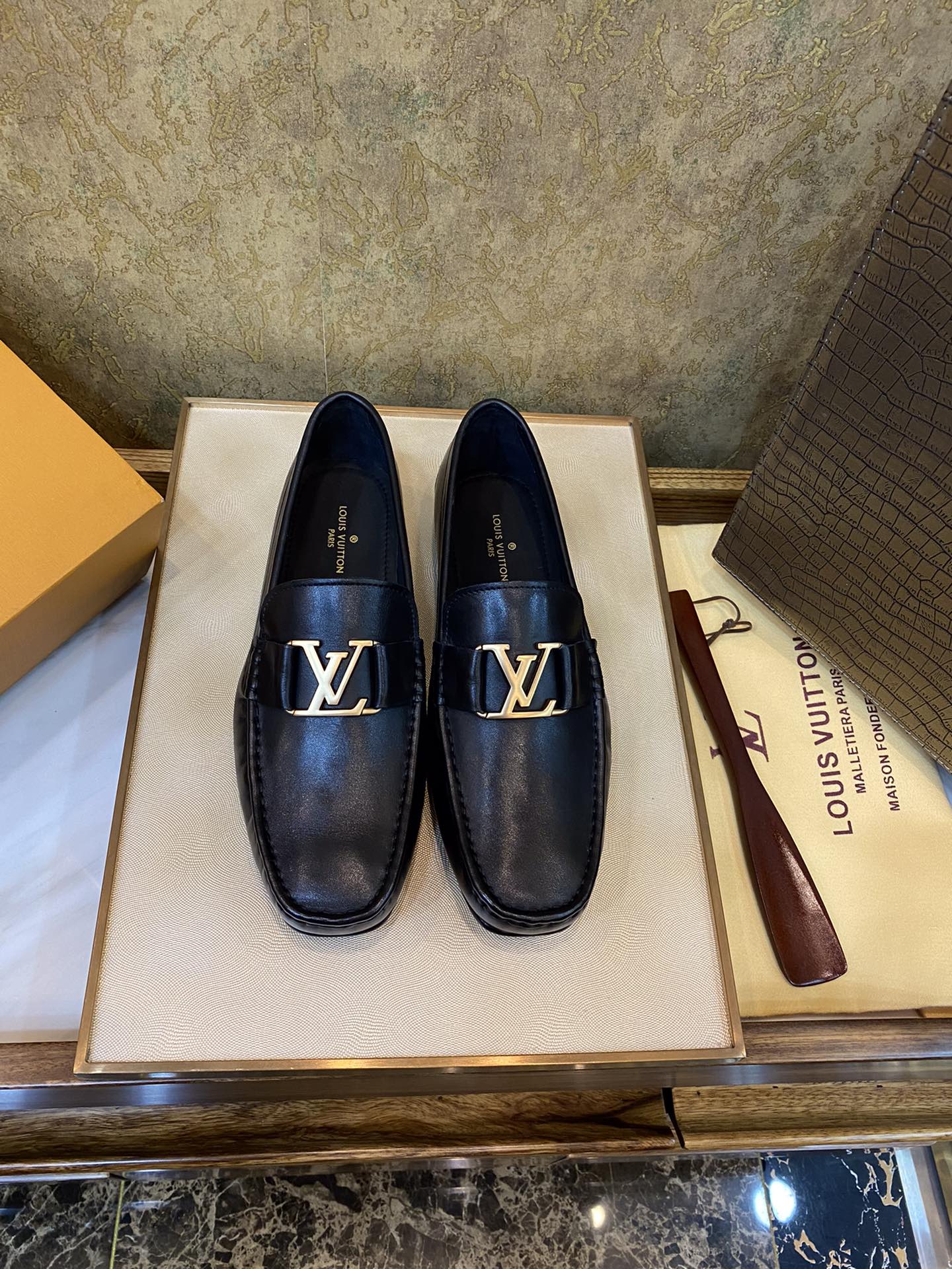 NO:278110,This year's latest [Original Premium] All-Spot Newest Top-Fine Italian Leather Soft, Fierce Products are coming [Rose][Rose] Imported hardware is different from market goods. Fully imported German oxen inside. Perfect and smooth stitching. Even and coherent. Fine craftsmanship. The design of the foot is simple and easy to wear. Soft enough to be comfortable. Standard code 38/45;,,Leather soles19860909今年最新【原单精品】全现货 最新款顶级精品意大利真皮大底,狠货来袭 [玫瑰][玫瑰] 进口五金不同于市场货 内里用全进口徳国胎牛 完美顺畅的车缝线 均匀连贯 工艺精细 套脚的设计简单易穿 柔软程度足以舒适 标准码 38/45；,,Leather soles,Men's shoes