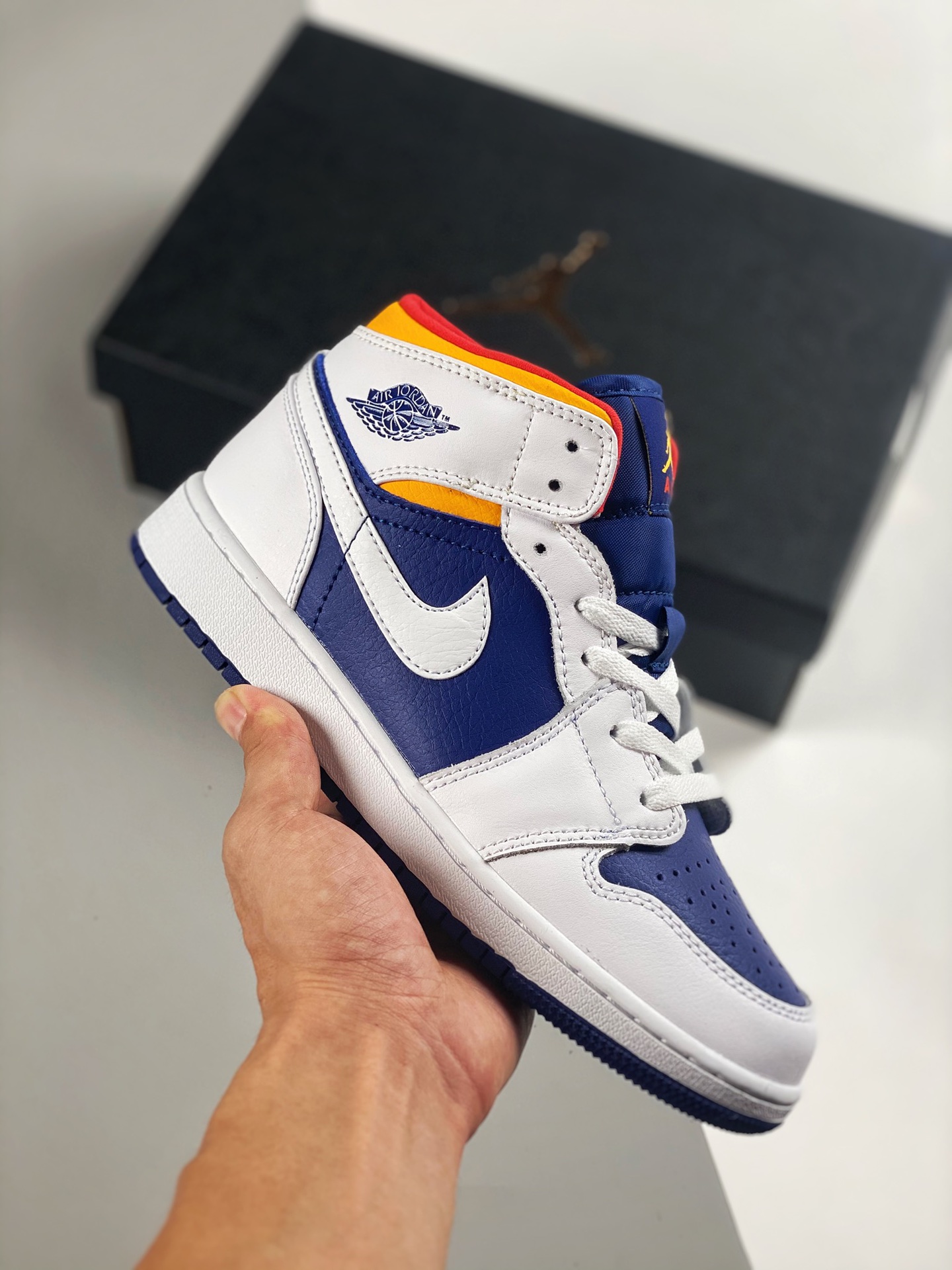 Apoyo pago contra reembolso 3 Air Jordan 1 Mid Blanco, azul y dorado, caña media, pedido de cliente de comercio exterio…