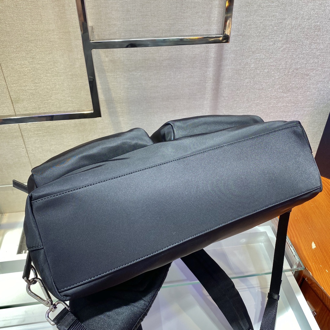 PRADA普拉达双肩背包/购物袋2VG053