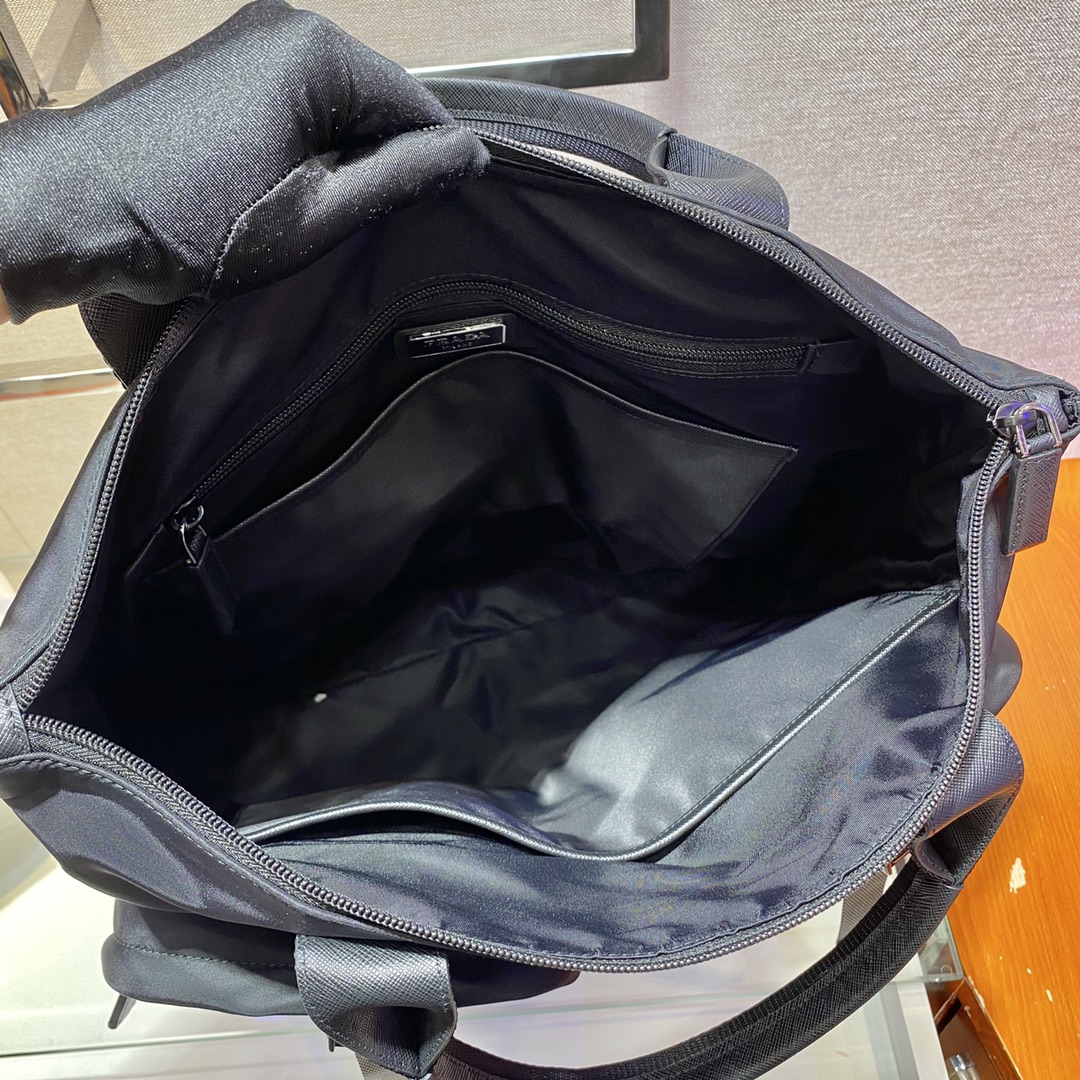 PRADA普拉达双肩背包/购物袋2VG053