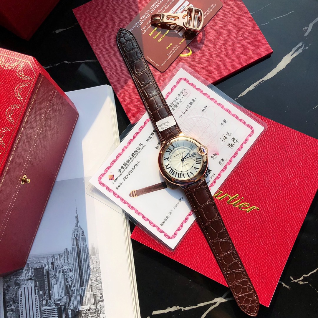 NO:142560,Batch: Cartier 18k gold watch blue balloon series men's 42mm mechanical arrival, ETA-2824 mechanical movement, crocodile leather strap…  Although mechanical watches are high-end compared to quartz watches, many people do not know much about mechanical watches, so there may be many more problems compared to quartz models due to operation or common sense issues. The profit is not as high as quartz watches, and they are thankless models. But there are still many people who like mechanical models. This is the difference between practical and artworks. Whether it is quartz watches or smart watches, they are all practical products. Although these watches produced through mechanized production or modern assembly lines are called watches, artworks and practical products are actually 
