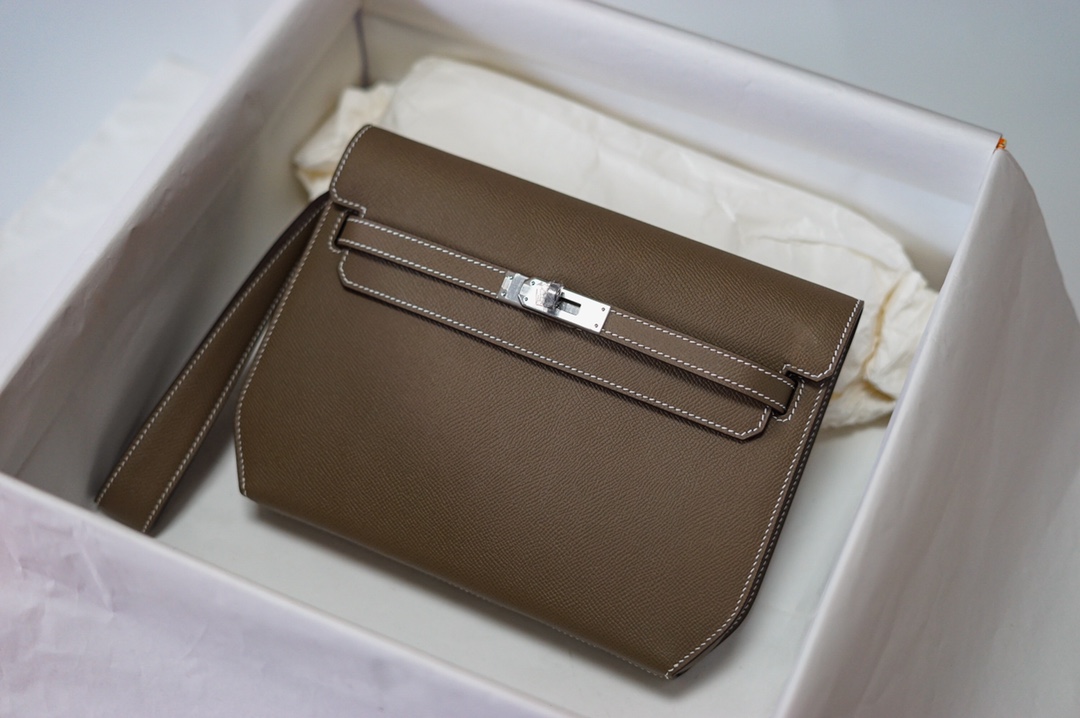 NO:699096,In stock, Kelly Deeches 25cm handbag/shoulder bag, esom leather elephant gray, beeswax stitched, unisex model. (with additional shoulder strap) can be carried by hand or shoulder, one bag is multi-purpose. Both the hand strap and shoulder strap are detachable., Hermes, hermes, satchels, Hermes,19860909半手现货 Kelly Deeches 25cm 手包/挎包 esom皮大象灰 蜜蜡线缝制 男女通用款 .(有另外配肩带)可手拿可肩背,一包多用.手拿带、肩带都可拆卸.,爱马仕,hermes,satchels,Hermes,,Bag