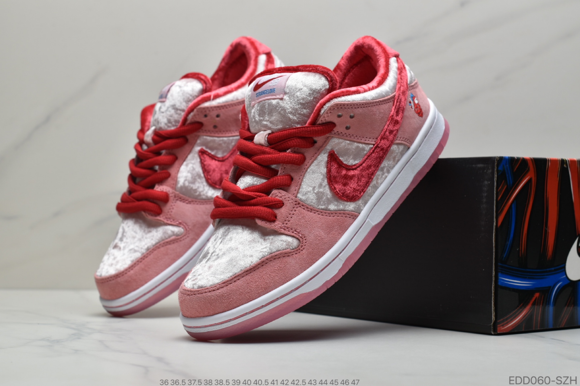 340 StrangeLove x Nike SB Dunk Low”Valentine's Day”扣篮系列低帮经典百搭休闲运动板鞋“情人节白粉丝绒”CT2552-800