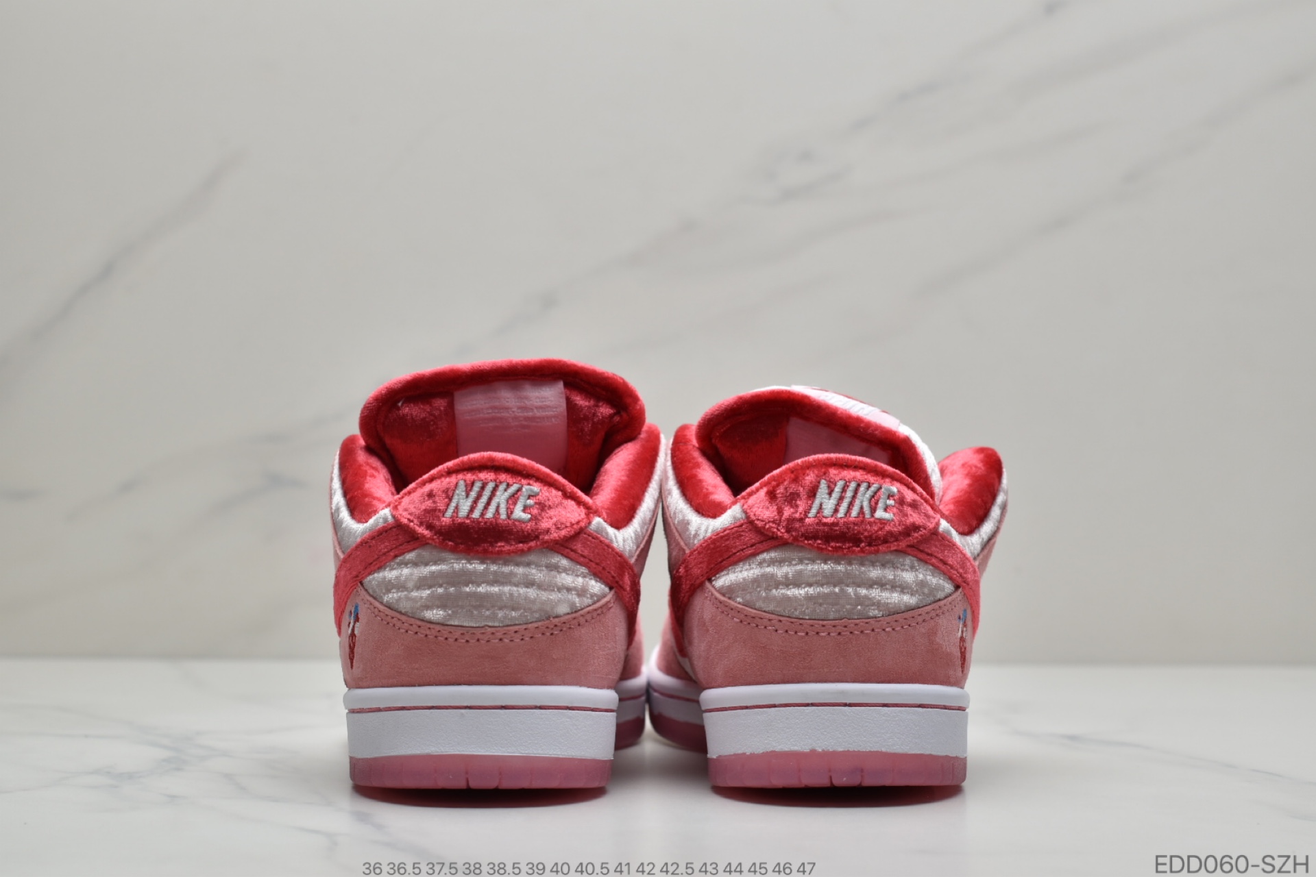 340 StrangeLove x Nike SB Dunk Low”Valentine's Day”扣篮系列低帮经典百搭休闲运动板鞋“情人节白粉丝绒”CT2552-800
