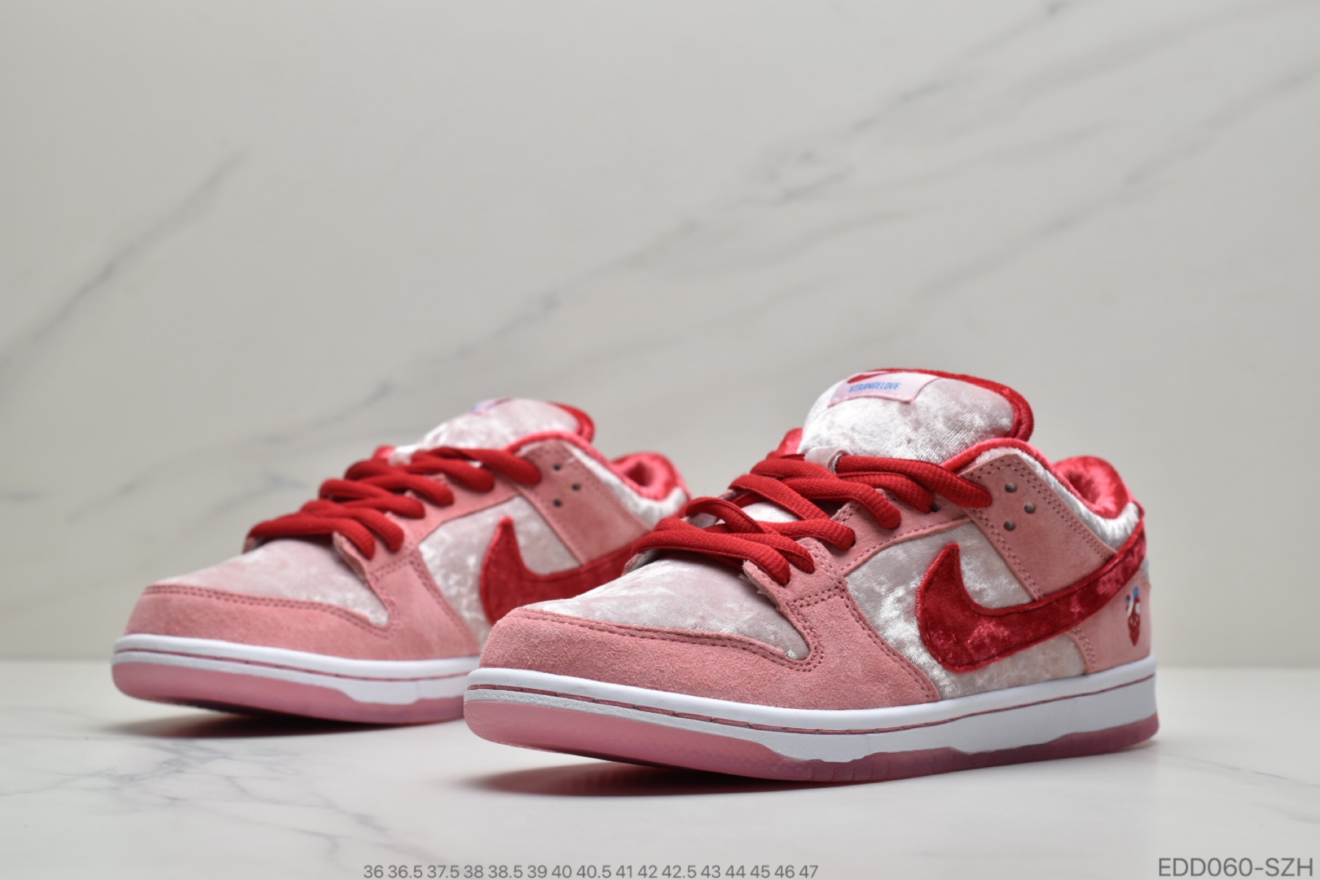 340 StrangeLove x Nike SB Dunk Low”Valentine's Day”扣篮系列低帮经典百搭休闲运动板鞋“情人节白粉丝绒”CT2552-800