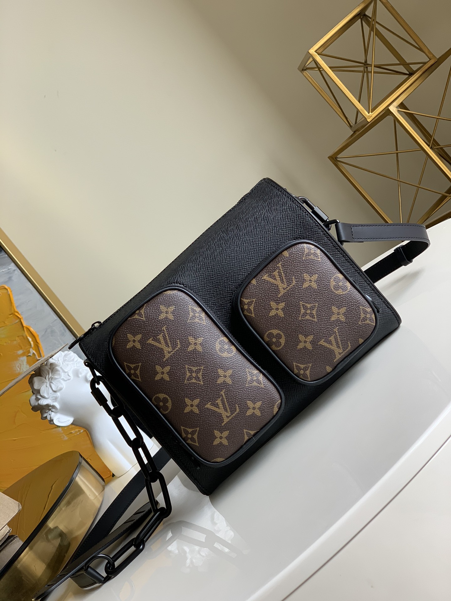 NO:396077,【Exclusive real photo M45338】Big men's briefcase, handbag, slant bag functional briefcase, new functional series elements, wide-angle zipper opening and closing of two front pockets, easy to pick up small items, comfortable leather and fabric handles, and optimized leather shoulder gaskets are the briefcase for daily use, black briefcase, functional elements, presbyopia cross-line chain double bag men's postman bag briefcase handbag oo[handshake][handshake] functionality and luxury and rich details. This briefcase is suitable for casual business size 26x15x20cm M., LV [original leather], louis vuitton19860909【独家实拍M45338】斜跨大号 男士公文包,手提包,斜跨包功能性公文包,全新机能系列元素,两个前置口袋的广角拉链开合,方便拿取小型物品,舒适的皮质及织物手柄,及优化的皮质肩部垫片是这款公文包方便日常使用,黑格公文包,拥有机能元素,老花十字纹链条双袋男士邮差包公文包手提包oo[握手][握手]功能性同时兼备奢华和丰富的细节,这款公文包适合休闲商务型尺寸26x15x20cm M.,LV【原厂皮】,louis vuitton,Bag