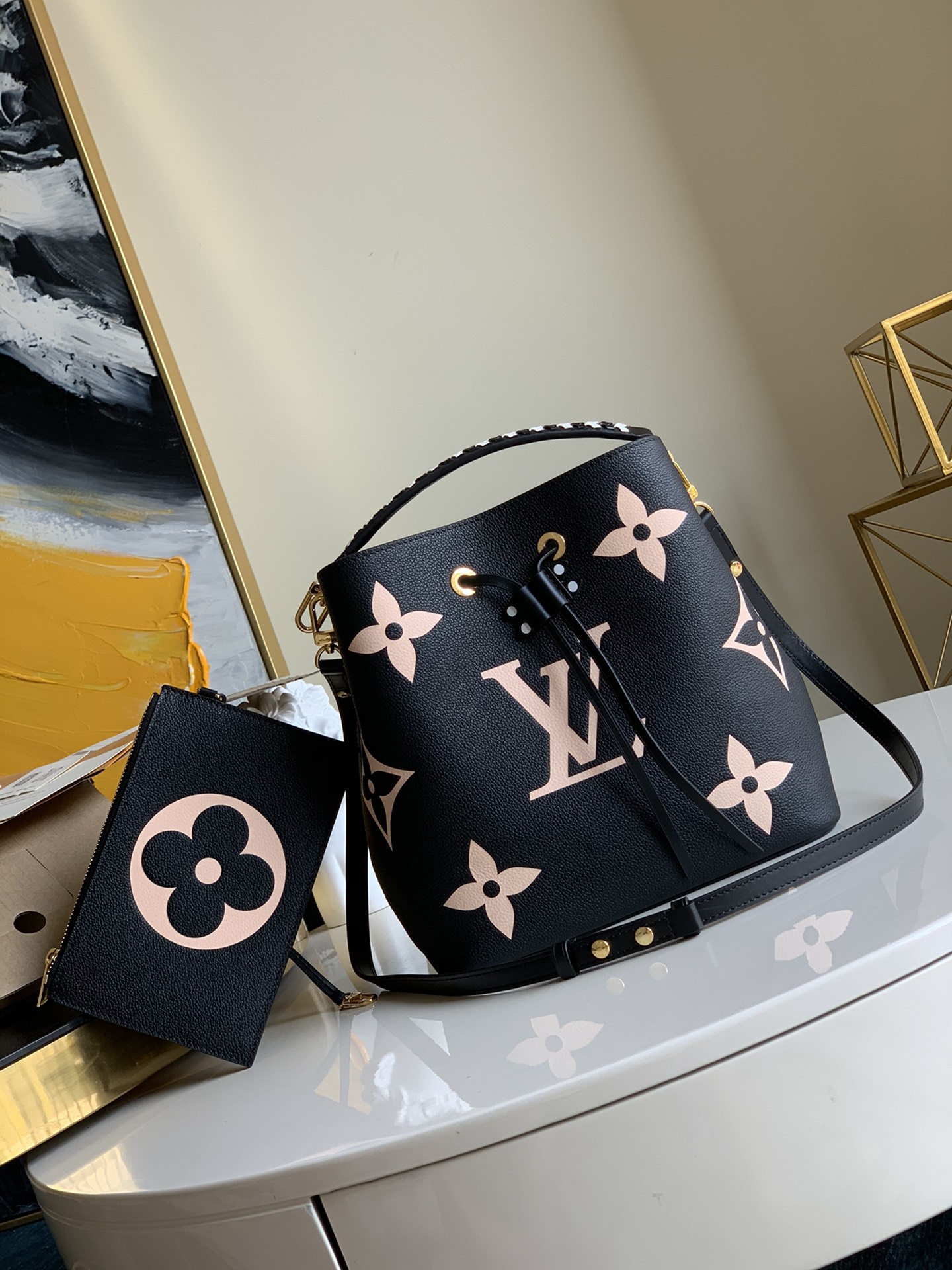 NO:396083,【Exclusive real photo M56890】 CRAFTY NONO medium size handbag, medium size bucket bag is embossed leather with oversized classic print, paired with drawstring and adhesive lining, its central zipper bag can properly store valuables. Top braided handle and adjustable shoulder straps provide a variety of carrying methods. Size 26x26x17.5cm W., LV [original leather], louis vuitton19860909【独家实拍M56890】 CRAFTY NONO 中号手袋, 中号水桶包为压纹皮革铺陈超大经典印花,搭配抽绳和粘合内衬,其中央拉链袋可妥善存放贵重物品.顶部编织手柄和可调节肩带提供多种背携方式.尺寸26x26x17.5cm W.,LV【原厂皮】,louis vuitton,Bag