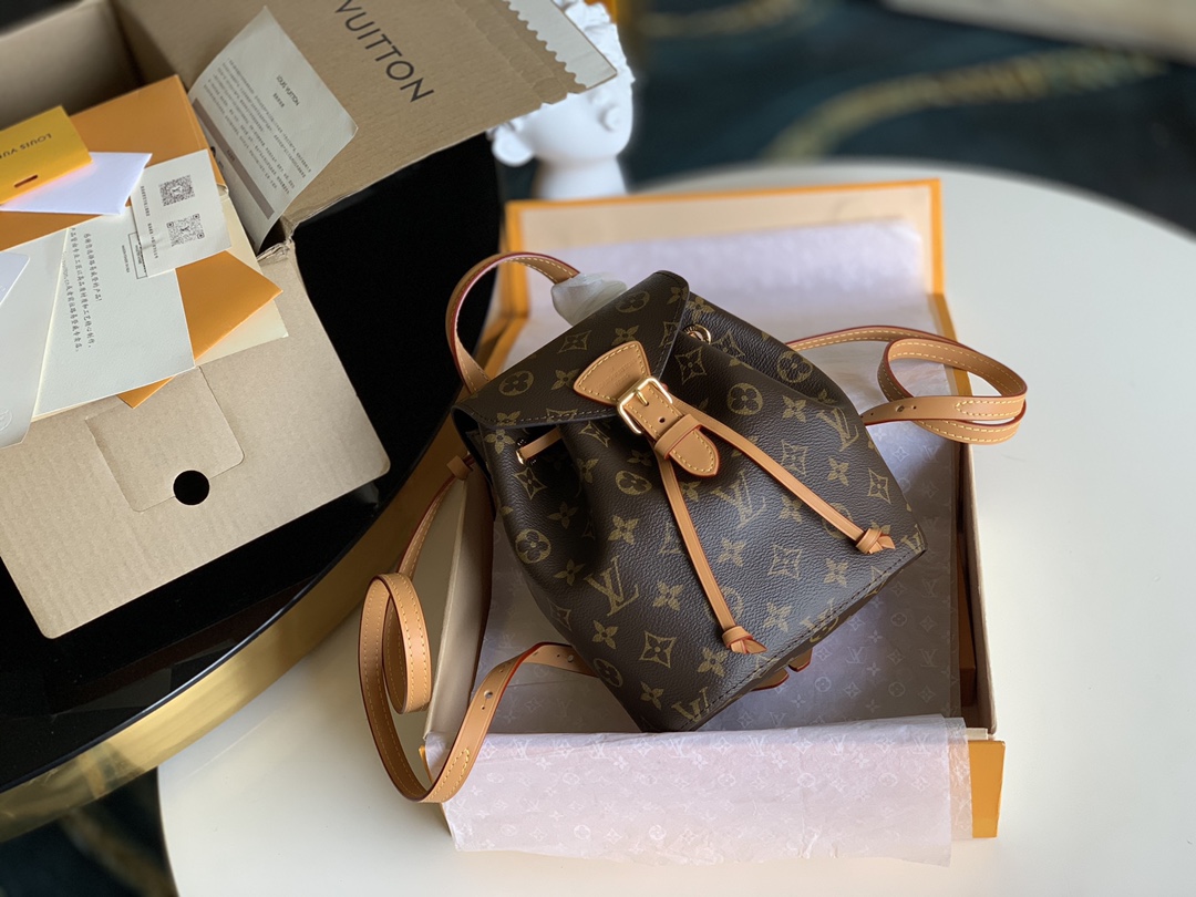 NO:396095,【Exclusive real shot M45639】Cruise 16 series of clothing and displays a brilliant style. This backpack is unique and fashionable, with strong functional characteristics. It is a perfect choice for urban ronin. It continues its extremely gorgeous appearance and shows unique LV characteristics in countless details. The fine decoration of calfskin trim and carved zipper head complements the loose and soft Monogram canvas. Size 23.5*18*9 Reward price O.399, LV [original leather], louis vuitton, backpacks, cowhide19860909【独家实拍M45639】Cruise 16系列装时展大放异彩的款此背包风格个性时尚,功能极性强,是都市浪人完的美之选.它延了续极为华丽的外形,于无数细节体处现出独特的LV特质.小牛皮边饰与雕花拉链头精等细的装饰与宽松软柔的Monogram帆布得相益彰.尺寸23.5*18*9 回馈价 O.399,LV【原厂皮】,louis vuitton,backpacks,cowhide,Bag