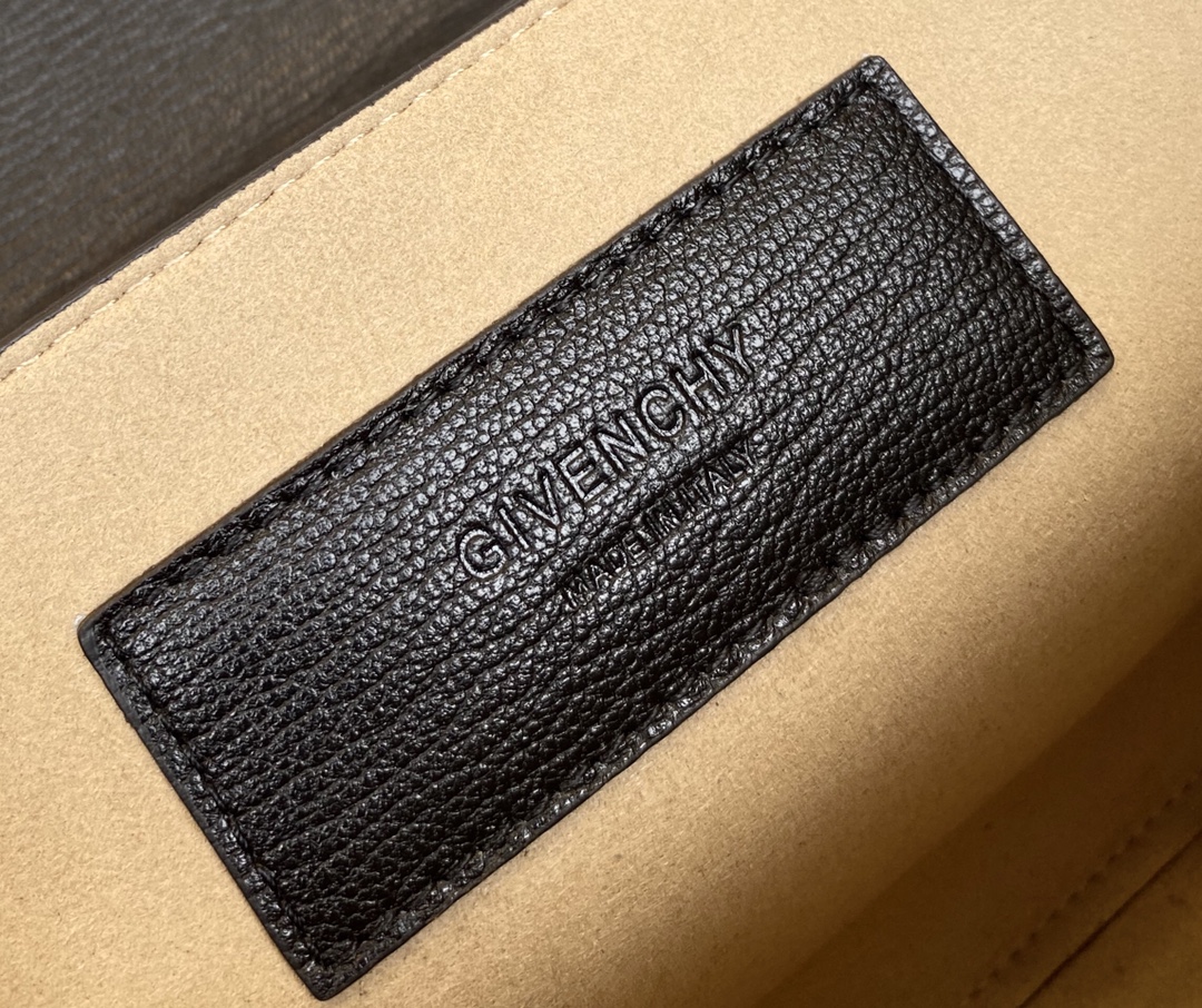 纪梵希GV3稀有动物皮拼中号size:28.5x18x8cmGivenchyBag法国代购级别巴黎走秀新