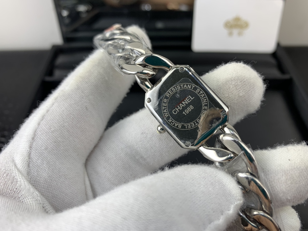Chanel 皇家 香奈儿手链系列镶钻女表