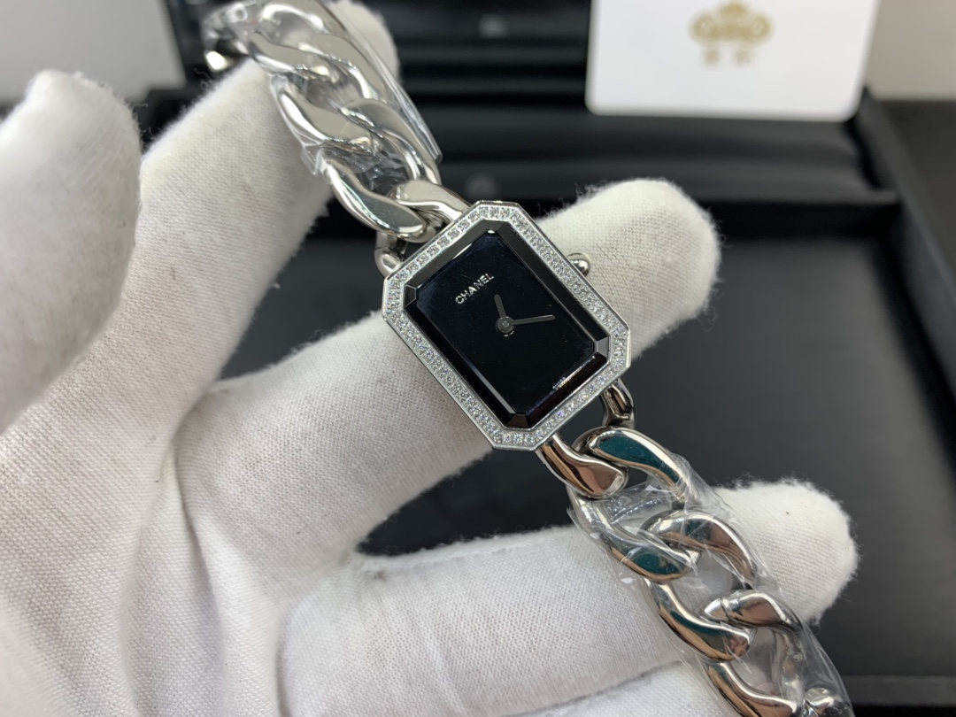Chanel 皇家 香奈儿手链系列镶钻女表