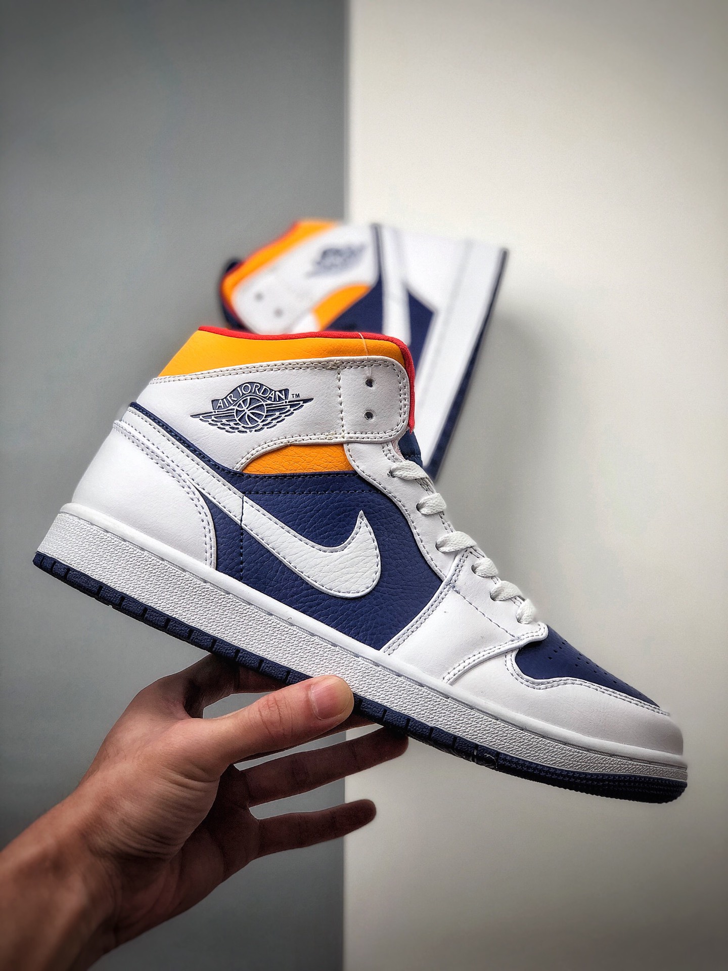 230 公司级 乔丹 中帮 AJ1 白黄蓝色 Air Jordan 1 Mid AJ1 乔1中帮白黄蓝配色554724-131