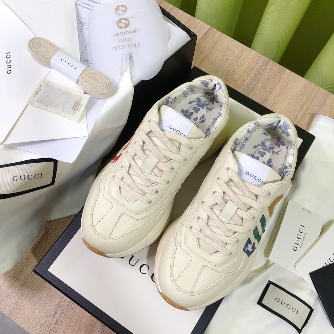 NO:231262,Gucci - Top version - Dad Shoes Series GG couple's dad shoes, have been popular in recent years; new colors are constantly updated; celebrities, internet celebrities, anchors, etc. must plant grass and call classic fashion style, leather surface is used, 5D drawing printing; mixed surface splicing color, etc.... Original customization (off-white environmentally friendly cowhide, inner layer cowhide), original outsole... Shining color drawing embellishes the side of the shoe, old color polishing, bag production technology Women's model 35-40/39-44 men's model Drawing model/gloss version, dad shoes, gucci, cowhide19860909Gucci——顶级版本——老爹鞋系列款 GG情侣款老爹鞋,近几年一直火爆；新色更新不断；明星 网红 主播等必定种草打call 经典时尚风格,皮面做旧、5D绘图打印；混合面拼接色等… 原版定制(米白色环保牛皮,内里头层牛皮),原版大底……闪亮彩色绘图点缀鞋身侧面,做旧擦色,套包制作工艺 女款35—40/39—44男款 绘图款/光版款,老爹鞋,gucci,cowhide,Women's Shoes