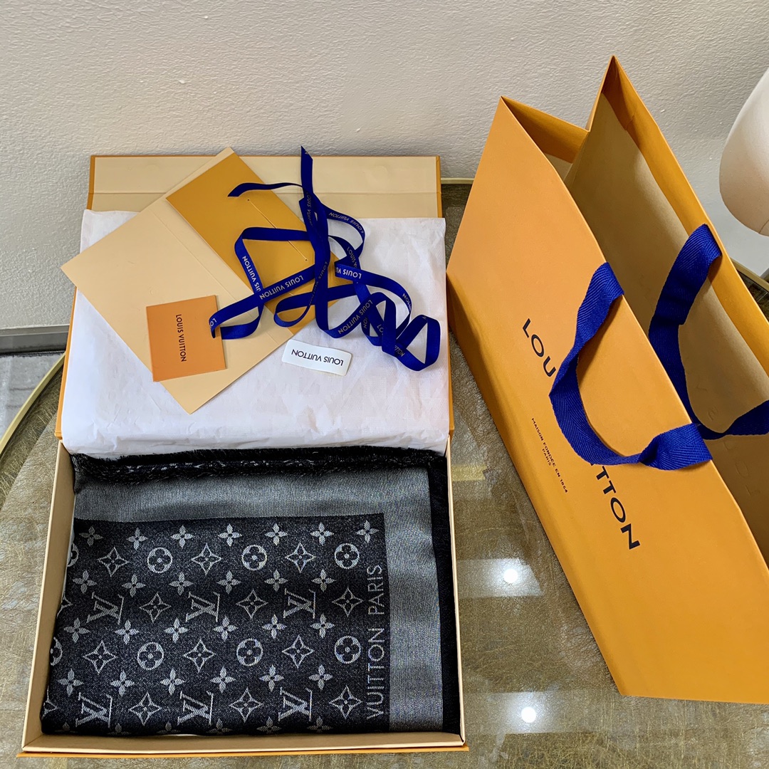 LV路易威登Shine Monogram 染色纱线金属丝混纺披肩M75122 M70805 M75120 M75121 M75123