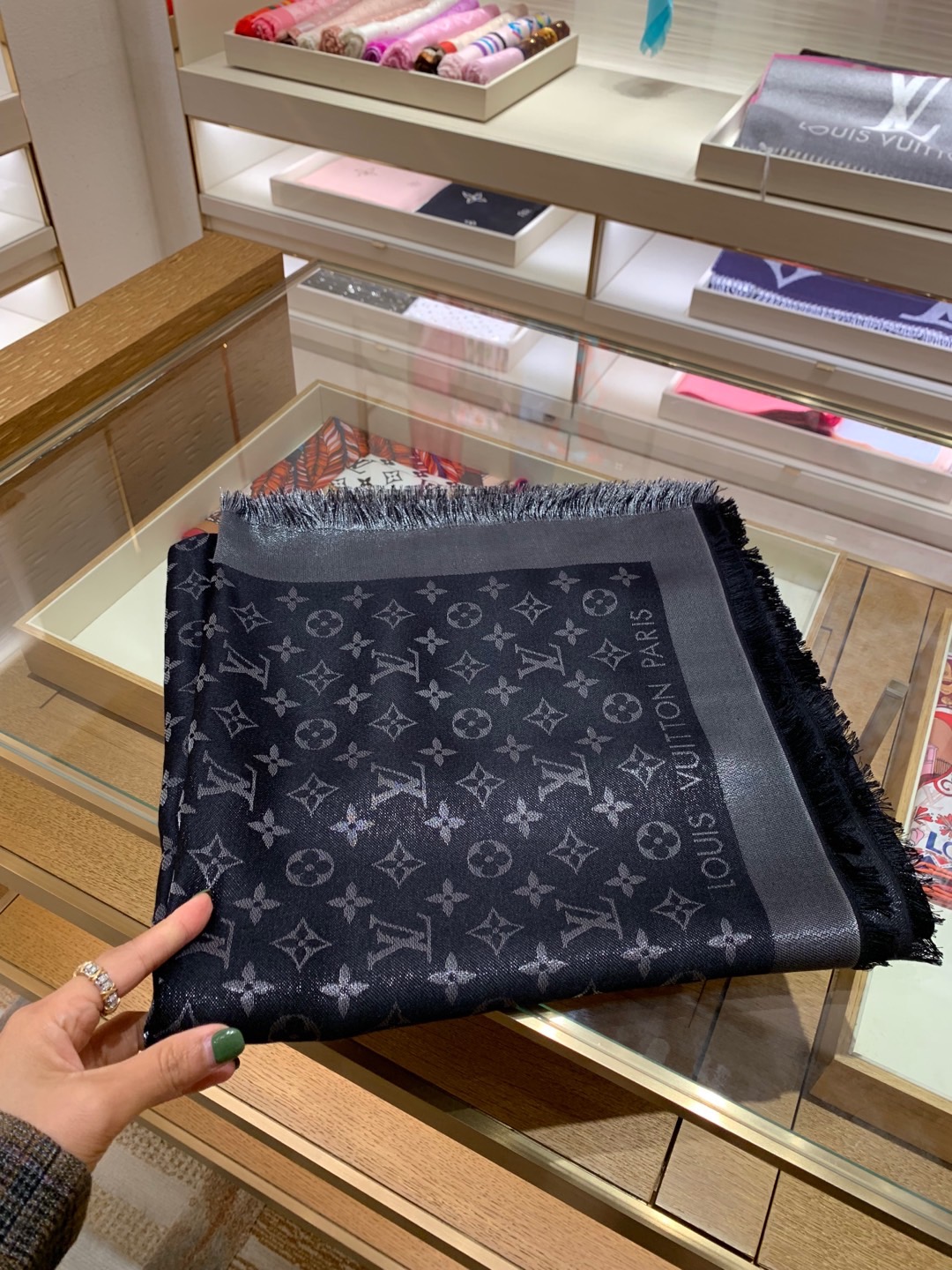 LV路易威登Shine Monogram 染色纱线金属丝混纺披肩M75122 M70805 M75120 M75121 M75123