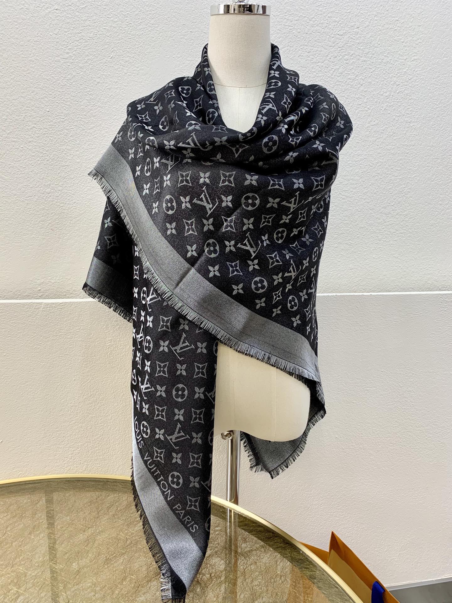 LV路易威登Shine Monogram 染色纱线金属丝混纺披肩M75122 M70805 M75120 M75121 M75123