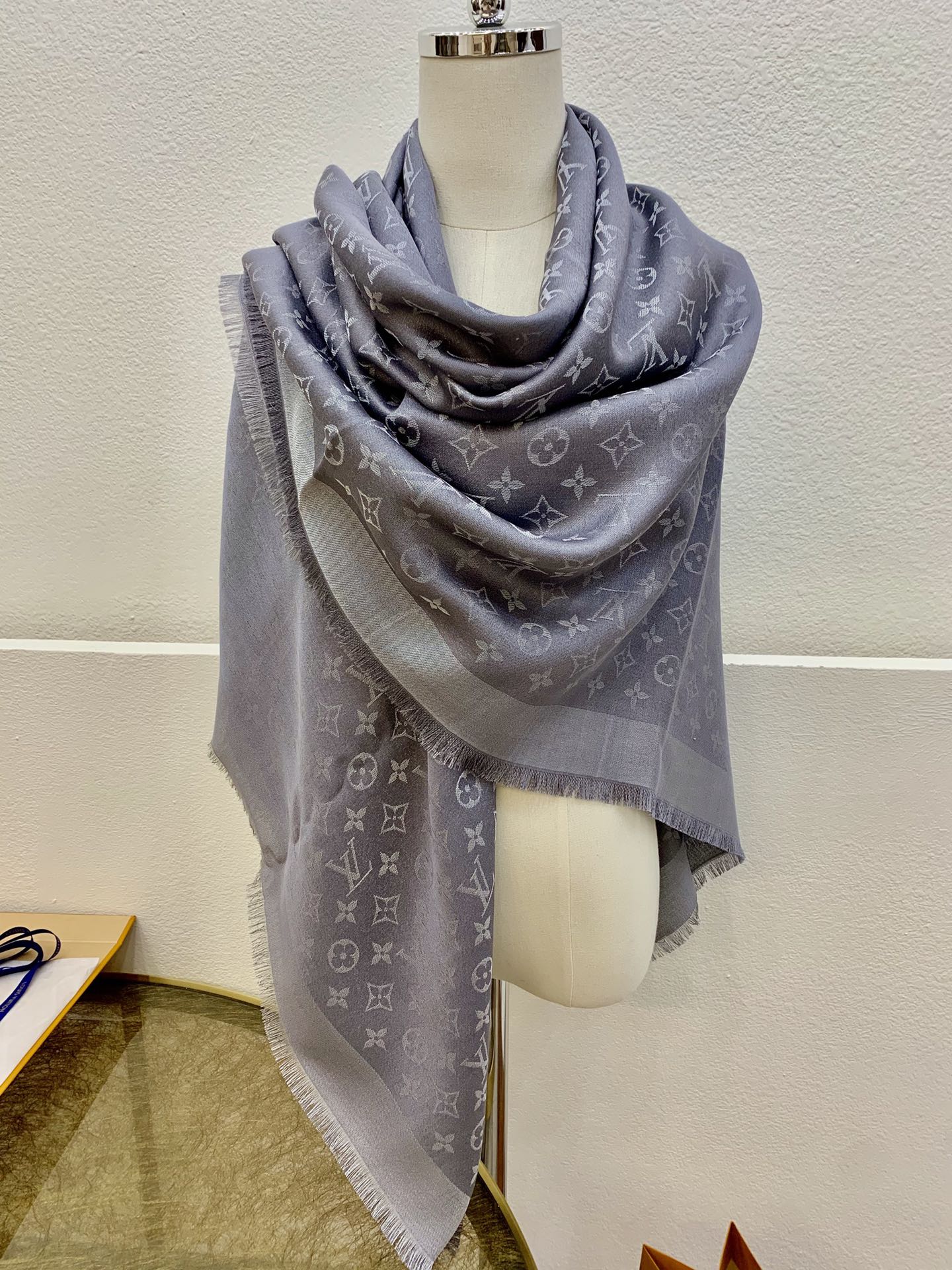 LV路易威登Shine Monogram 染色纱线金属丝混纺披肩M75122 M70805 M75120 M75121 M75123