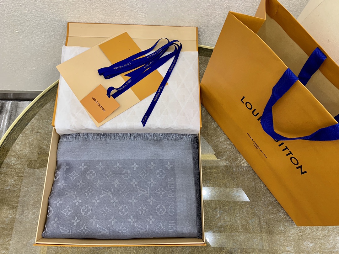LV路易威登Shine Monogram 染色纱线金属丝混纺披肩M75122 M70805 M75120 M75121 M75123