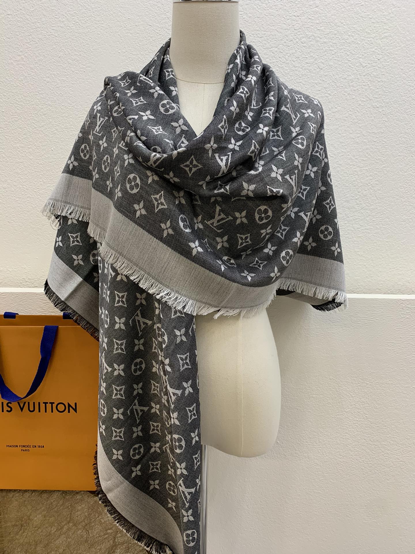 LV路易威登Monogram Denim披肩M71378 M71382 M71330 M71329 M72412 M72046 M72273