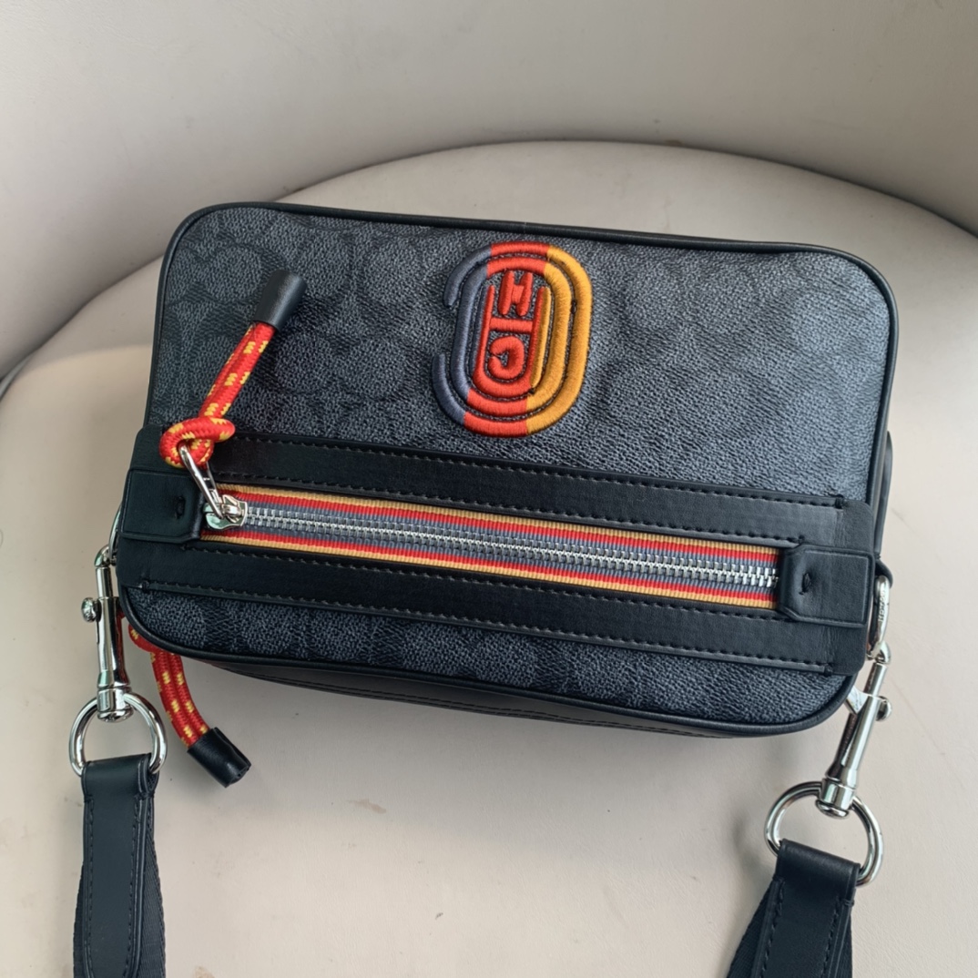 Coach coach蔻驰2020新款男士相机包768，标志帆布VARSITY拉链ACADEMY单肩斜挎包。彩色logo
