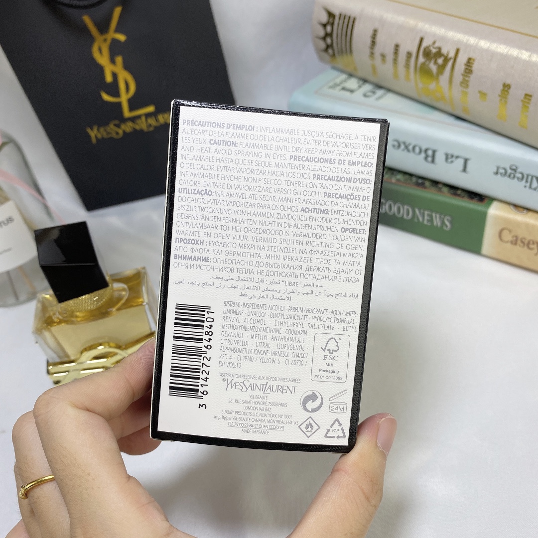 ✨65包
（圣罗兰自由之水30ml）🔜产品描述：本意是想体现坚强大胆和自由，前调没有那么刺激的强烈花香，不过中调开始薰衣草的微釀和花香的甜逐渐强大，时而清醒时而昏沉，慵懒之气逐渐袭来，尾调降到清淡木香，衣草依然显现。
午后或傍晚想安稳的睡一下，喷此香倒是挺合时宜。
前调:橘子薰衣草黑醋栗苦橙叶
中调:茉莉薰衣草橙子花
后调:马达加斯加香草雪松龙涎香麝香
＃薰衣草香水