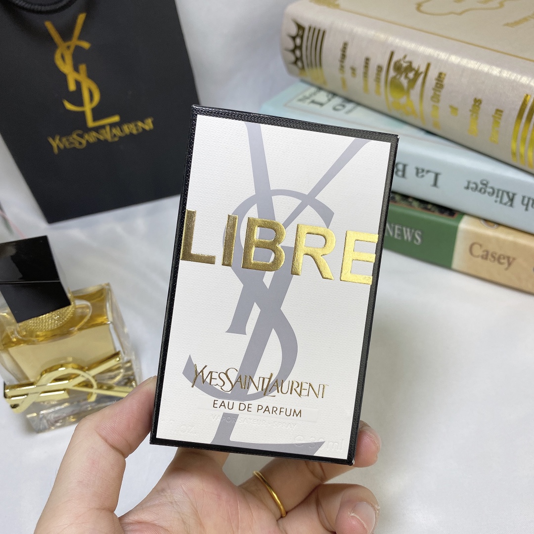 ✨65包
（圣罗兰自由之水30ml）🔜产品描述：本意是想体现坚强大胆和自由，前调没有那么刺激的强烈花香，不过中调开始薰衣草的微釀和花香的甜逐渐强大，时而清醒时而昏沉，慵懒之气逐渐袭来，尾调降到清淡木香，衣草依然显现。
午后或傍晚想安稳的睡一下，喷此香倒是挺合时宜。
前调:橘子薰衣草黑醋栗苦橙叶
中调:茉莉薰衣草橙子花
后调:马达加斯加香草雪松龙涎香麝香
＃薰衣草香水