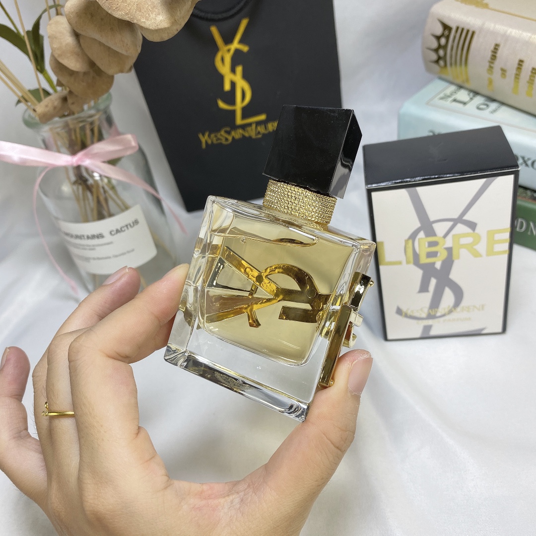 ✨65包
（圣罗兰自由之水30ml）🔜产品描述：本意是想体现坚强大胆和自由，前调没有那么刺激的强烈花香，不过中调开始薰衣草的微釀和花香的甜逐渐强大，时而清醒时而昏沉，慵懒之气逐渐袭来，尾调降到清淡木香，衣草依然显现。
午后或傍晚想安稳的睡一下，喷此香倒是挺合时宜。
前调:橘子薰衣草黑醋栗苦橙叶
中调:茉莉薰衣草橙子花
后调:马达加斯加香草雪松龙涎香麝香
＃薰衣草香水
