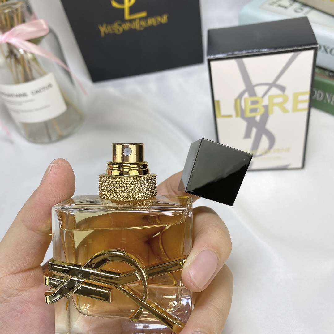 ✨65包
（圣罗兰自由之水30ml）🔜产品描述：本意是想体现坚强大胆和自由，前调没有那么刺激的强烈花香，不过中调开始薰衣草的微釀和花香的甜逐渐强大，时而清醒时而昏沉，慵懒之气逐渐袭来，尾调降到清淡木香，衣草依然显现。
午后或傍晚想安稳的睡一下，喷此香倒是挺合时宜。
前调:橘子薰衣草黑醋栗苦橙叶
中调:茉莉薰衣草橙子花
后调:马达加斯加香草雪松龙涎香麝香
＃薰衣草香水