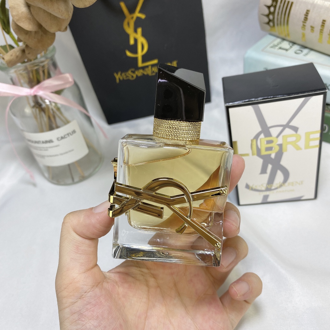 ✨65包
（圣罗兰自由之水30ml）🔜产品描述：本意是想体现坚强大胆和自由，前调没有那么刺激的强烈花香，不过中调开始薰衣草的微釀和花香的甜逐渐强大，时而清醒时而昏沉，慵懒之气逐渐袭来，尾调降到清淡木香，衣草依然显现。
午后或傍晚想安稳的睡一下，喷此香倒是挺合时宜。
前调:橘子薰衣草黑醋栗苦橙叶
中调:茉莉薰衣草橙子花
后调:马达加斯加香草雪松龙涎香麝香
＃薰衣草香水