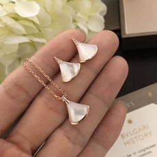 【精工版本】😘宝格丽天然石小扇子小裙子项链。正品开模!独家!原版手工扣原版细节!完胜真金版!带着进专柜你 【精工版本】😘宝格丽天然石小扇子小裙子项链。正品开模!独家!原版手工扣原版细节!完胜真金版!带着进专柜你